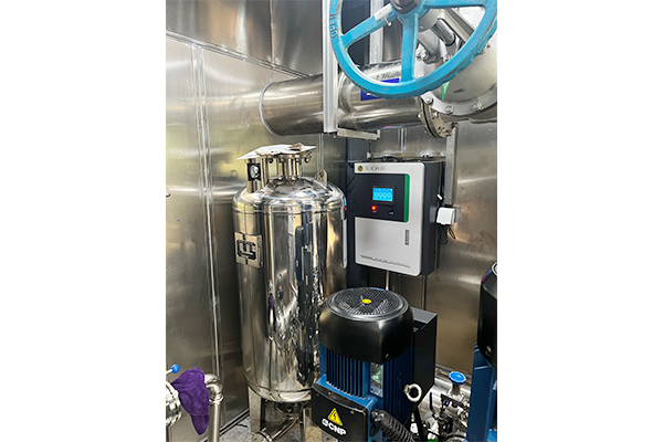 What are the data storage and transmission functions of water quality monitor?